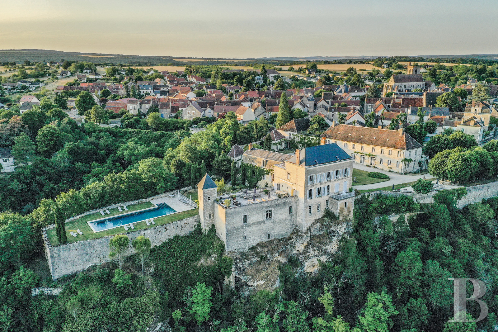 En Bourgogne, non loin de Vézelay, un château en bord de falaise surplombant l’Yonne - photo  n°4